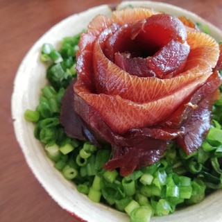 たっぷり薬味の薔薇なマグロの漬けミニ丼